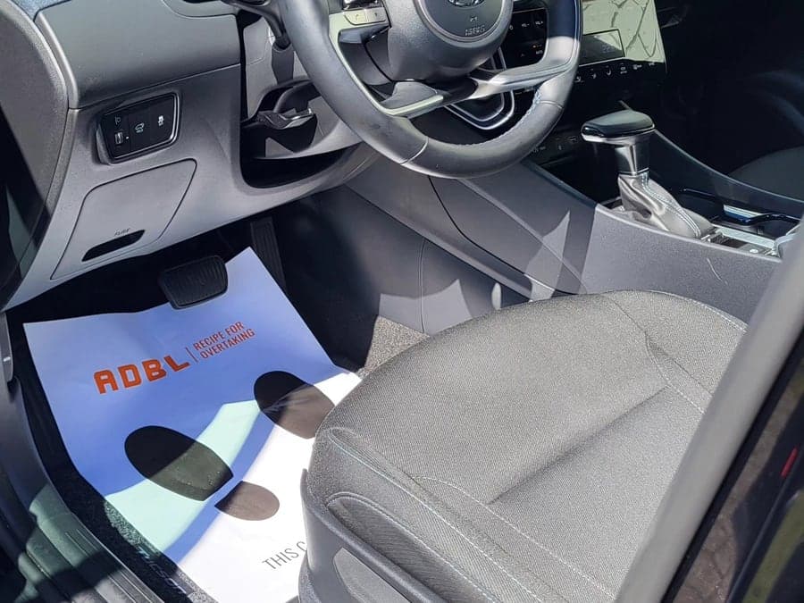 Hyundai-Cockpit mit Schutzmatte im Fußraum während der Aufbereitung