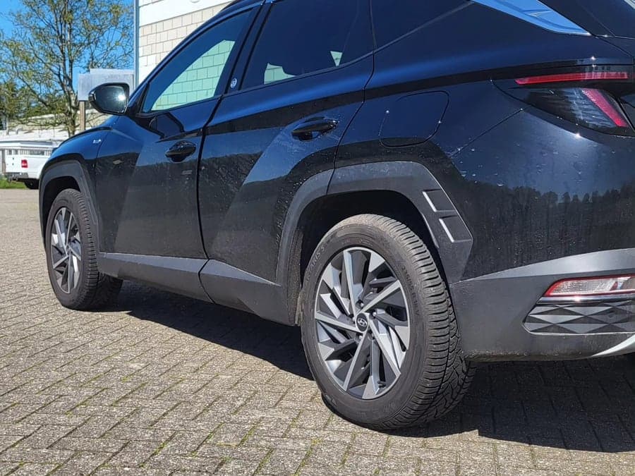 Wasserperlen auf dem versiegelten Lack eines schwarzen Hyundai