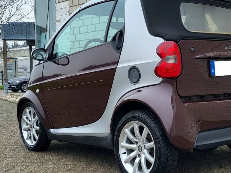 Smart Fortwo in Braun und Silber von schräg hinten