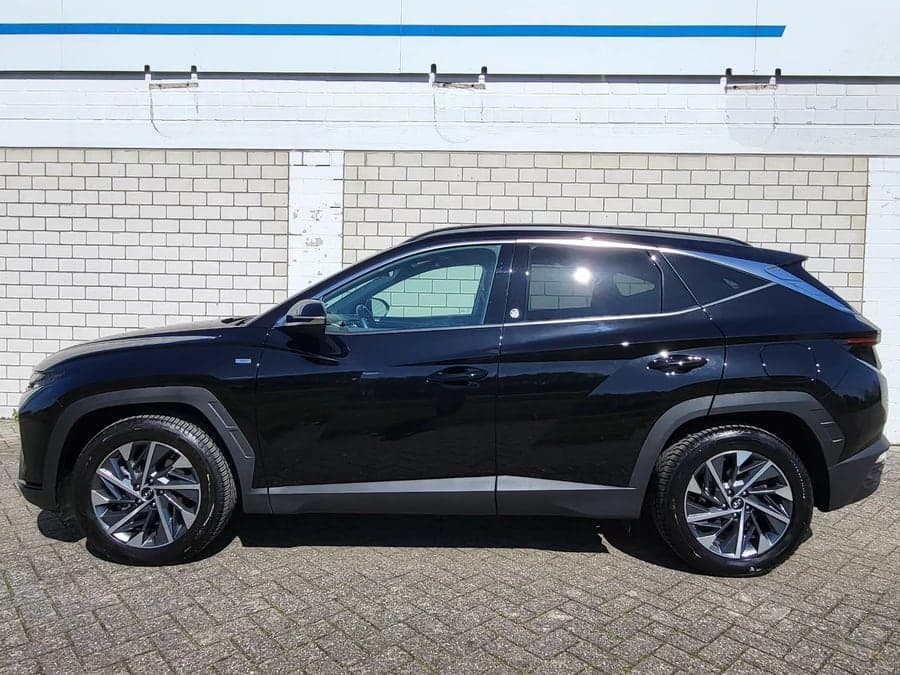 Seitenansicht eines schwarzen Hyundai Tucson auf Pflastersteinen