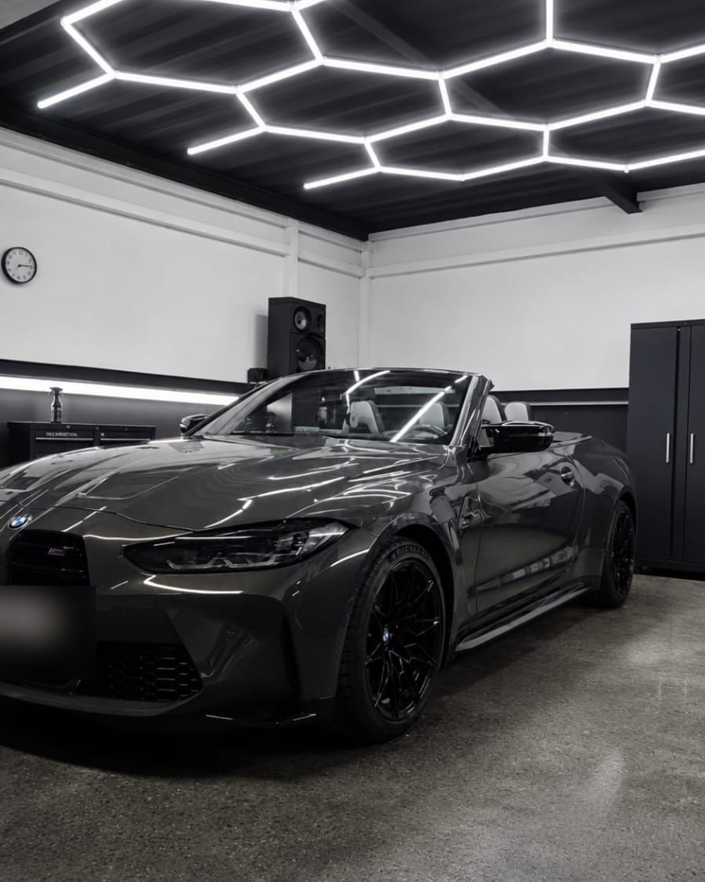 Arbeitsraum von InCARnation mit BMW M4 Competition unter Hexagon-Beleuchtung